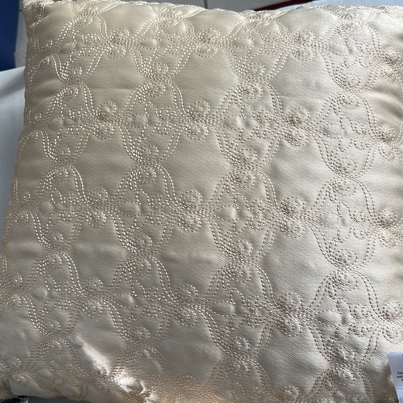 Bundle Of Waterford Ruffino Collection Trim-Tasseled Reversible Jacquard Pillows - Picture 6 of 13